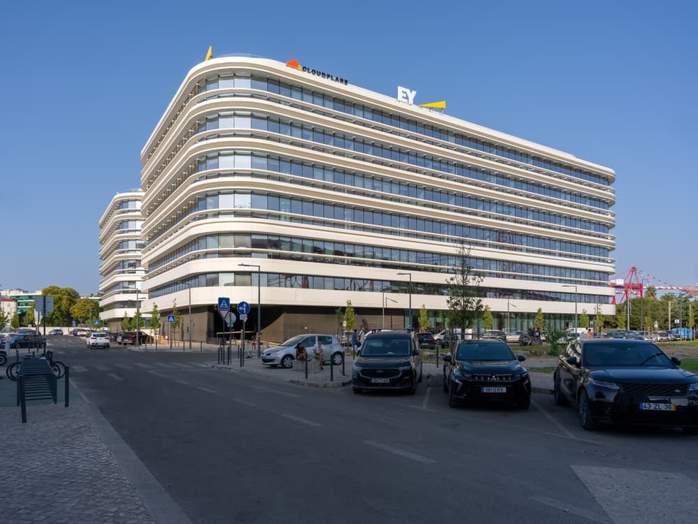 Edifício de escritórios moderno em Lisboa